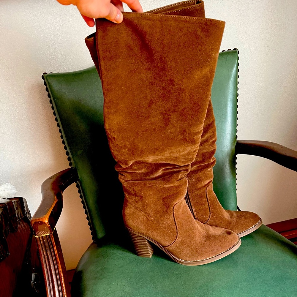 Universal thread heeled boots size 6